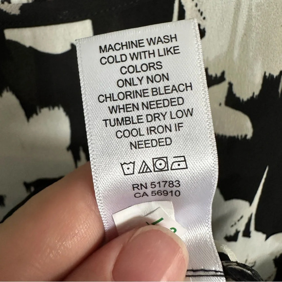 Maurices Black and Cream Flower Blouse with keyhole back. XS - Picture 7 of 9